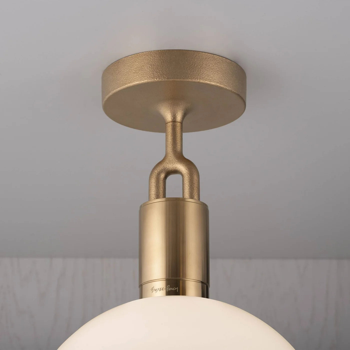 Buster + Punch Forked Deckenleuchte Gross in Messing mit Opalglas-Glocke