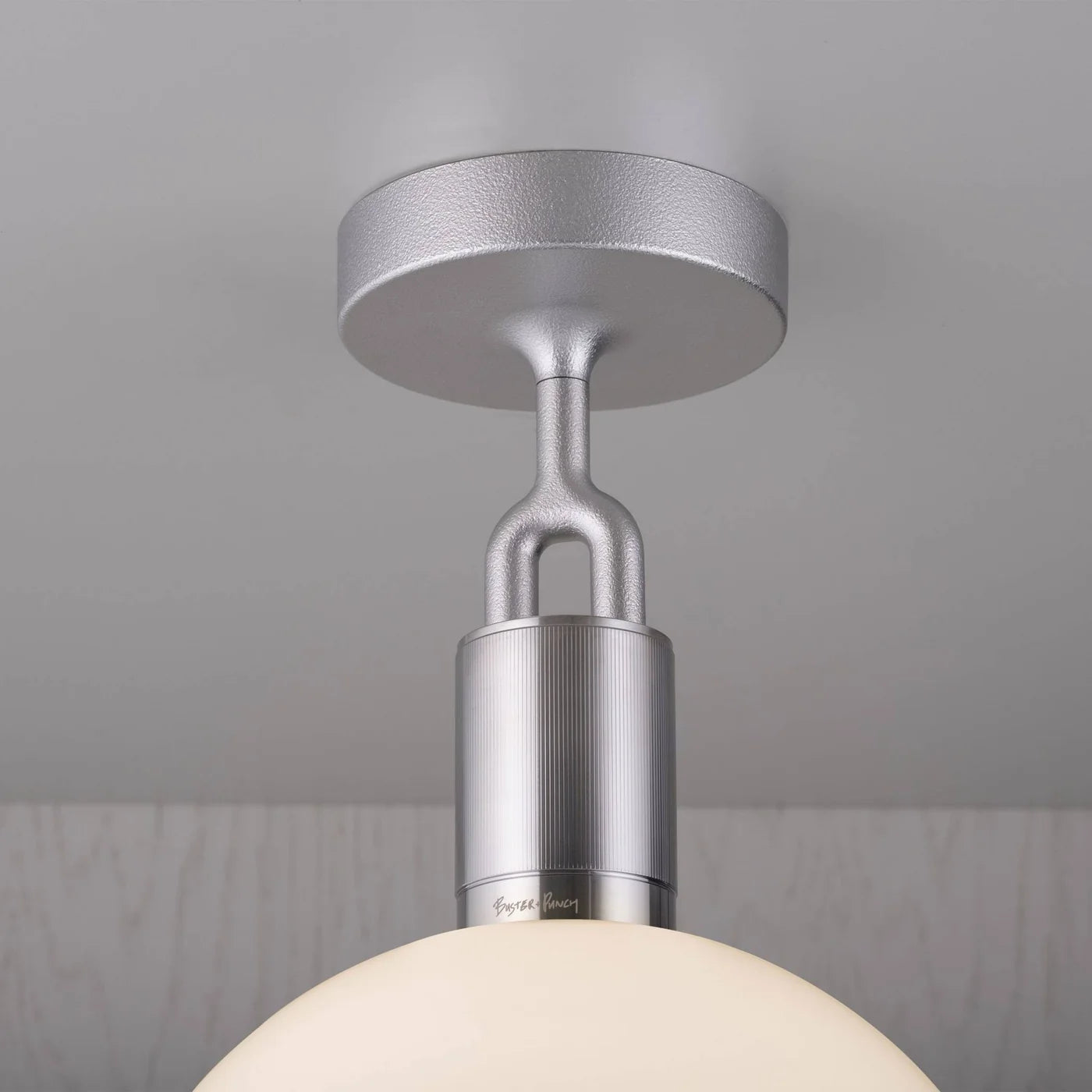 Buster + Punch Forked Deckenleuchte Gross in Stahl mit Opalglas-Glocke