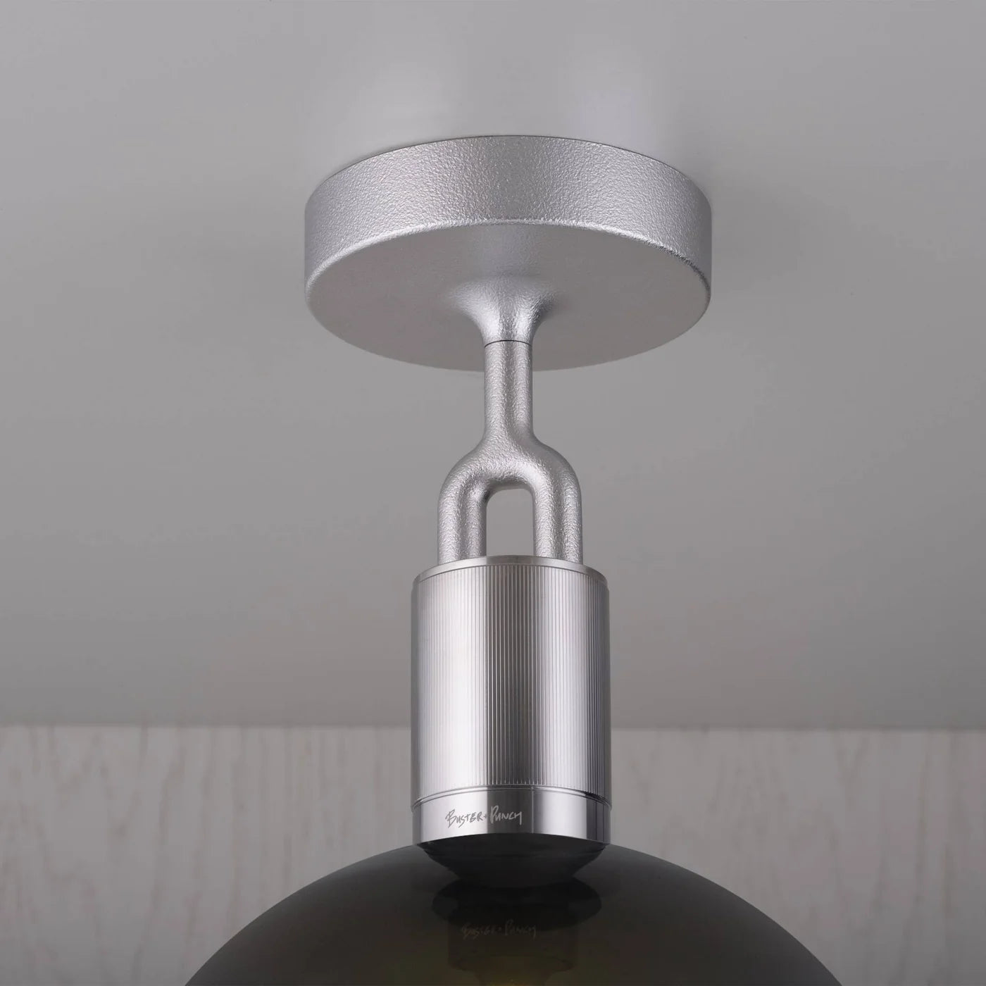 Buster + Punch Forked Deckenleuchte in Stahl mit Rauchglas-Globus