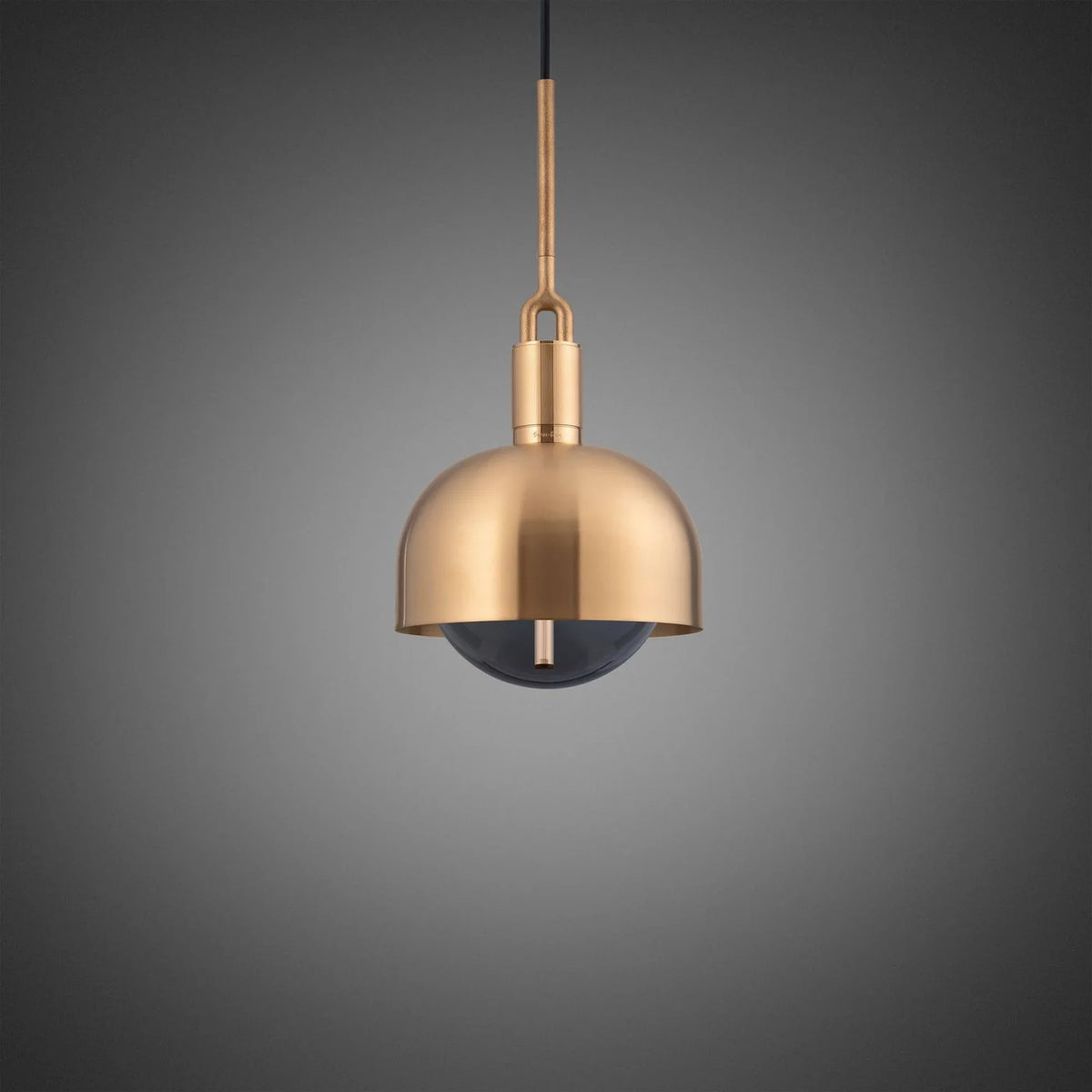 Buster + Punch Forked Pendant Medium in Messing mit Rauchglas-Globus und Metallschirm