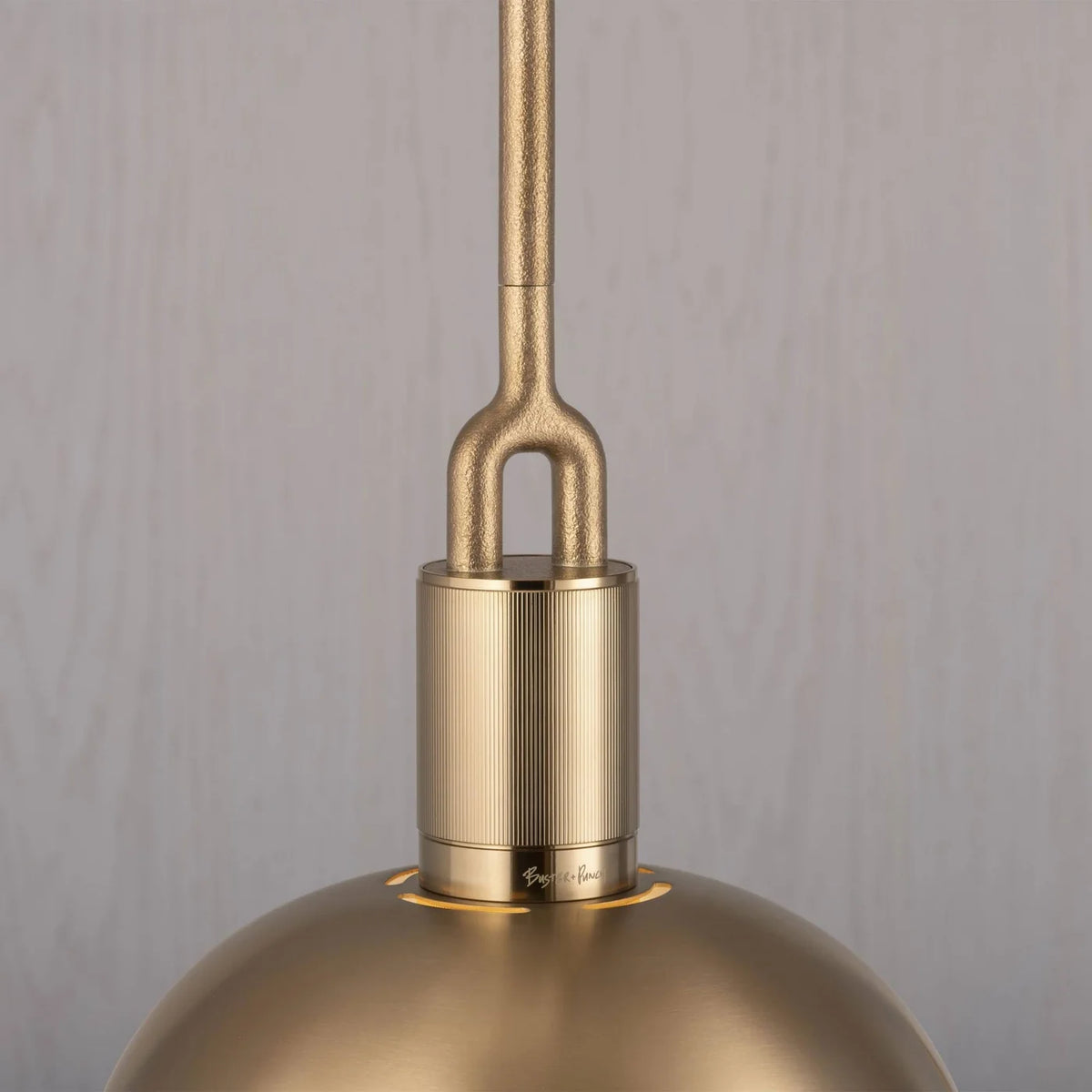 Buster + Punch Forked Pendant Medium in Messing mit Rauchglas-Globus und Metallschirm