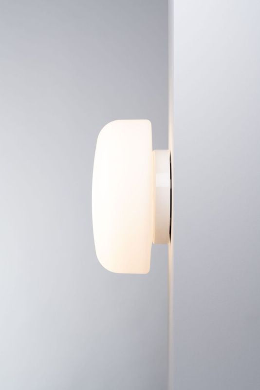 Solenne 360/175 LED Ifö Electric in Wohnambiente montiert – warmes 3000K Licht durch matt opales Glas, IP44 Schutzklasse, Ø360mm, skandinavisches Porzellan-Design an Wand montiert