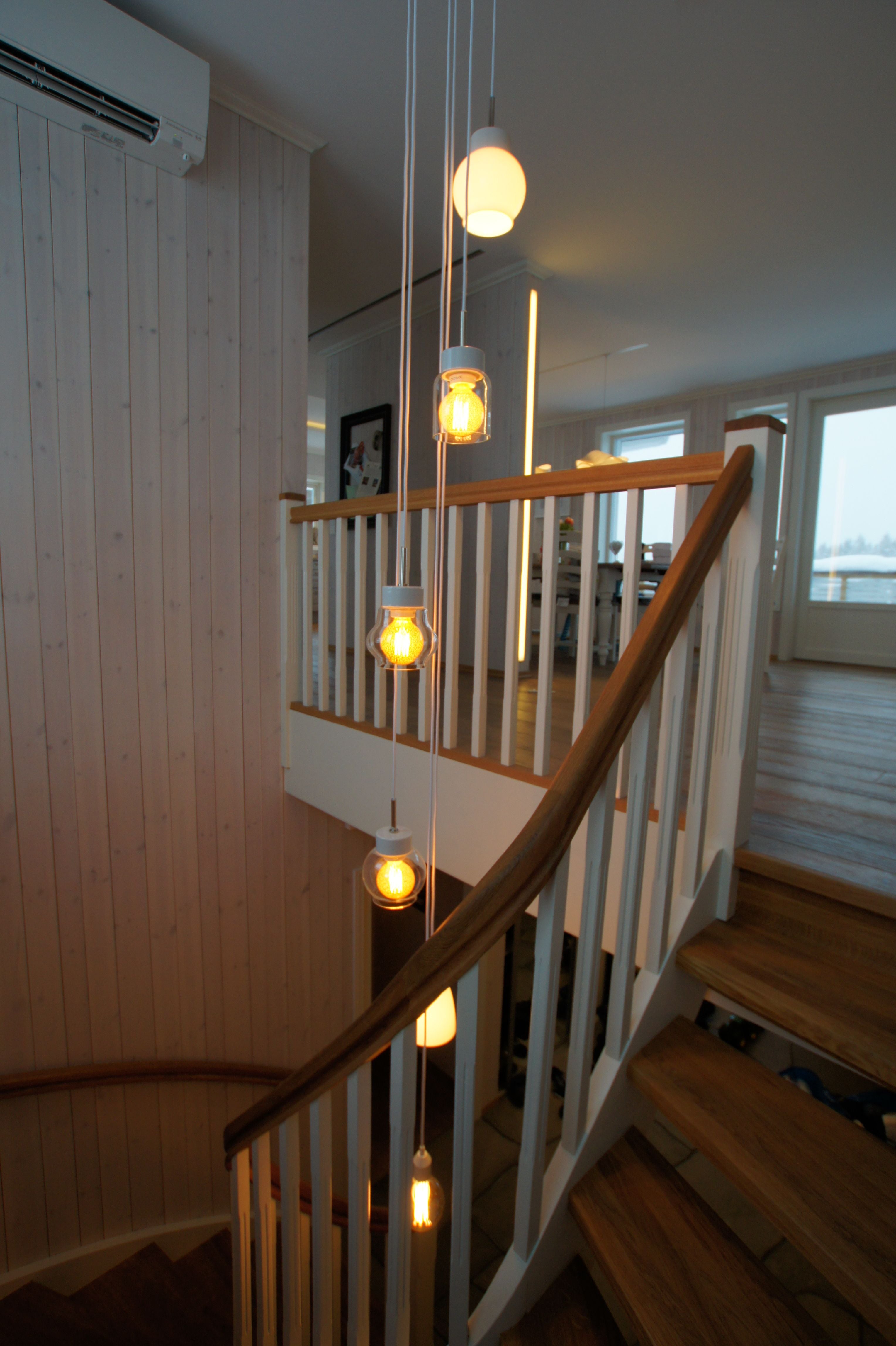 Verschiedene Smycka Pendelleuchten als Arrangement im Treppenhaus Porzellan E27 weiss klar | Ifö Electric