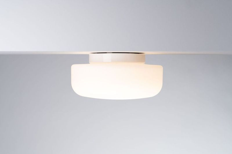 Solenne 360/175 LED DALI Ifö Electric in Wohnambiente montiert – DALI-gesteuertes 3000K Licht durch matt opales Glas, IP44 Schutzklasse, Ø360mm, skandinavisches Design