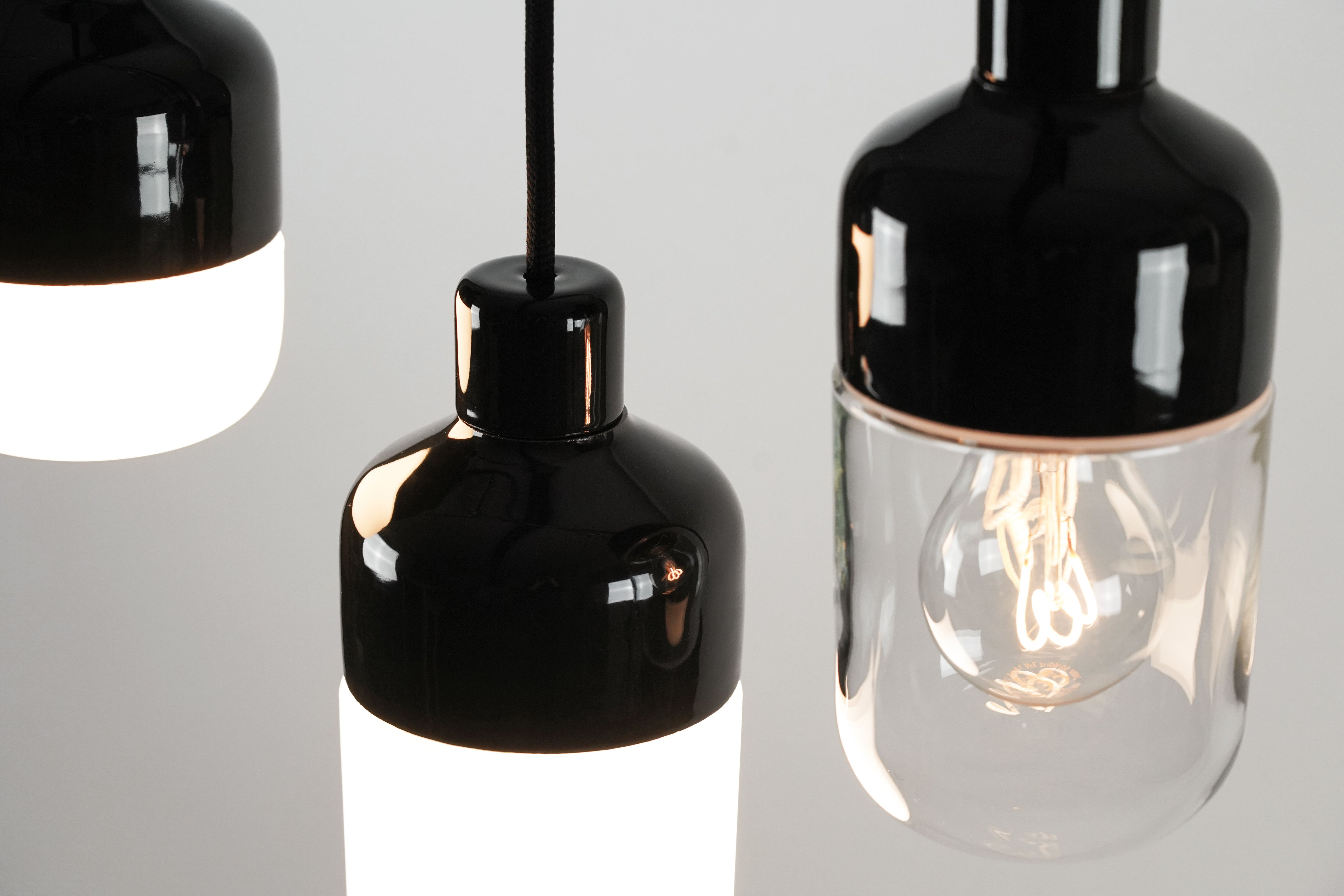 Ohm Pendelleuchte Porzellan 100/215 Outdoor schwarz Klarglas im Vergleich zu matt opalem Glas | Ifö Electric