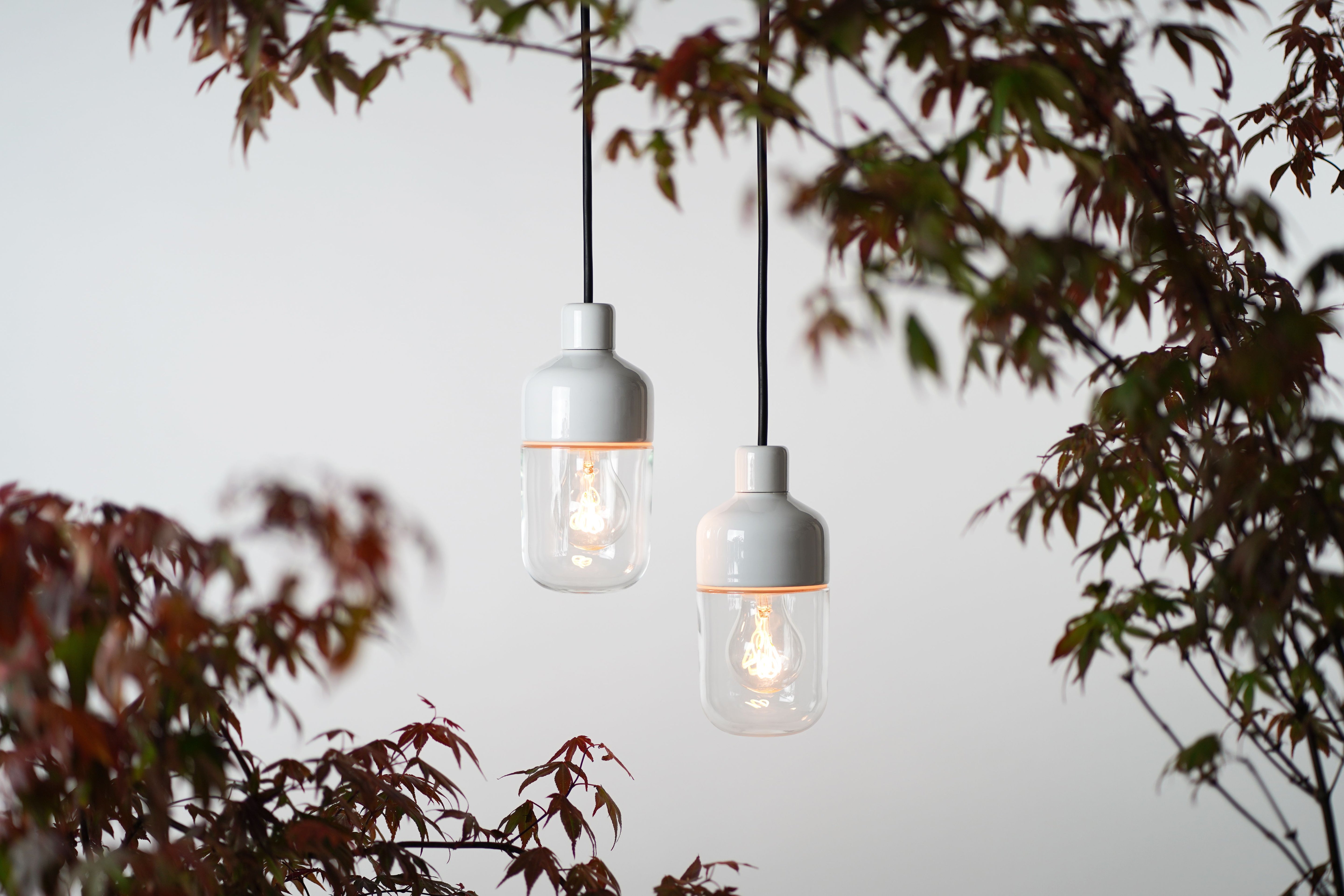 Ohm Pendelleuchte Porzellan 100/215 Outdoor weiss Klarglas, von Baum hängend | Ifö Electric