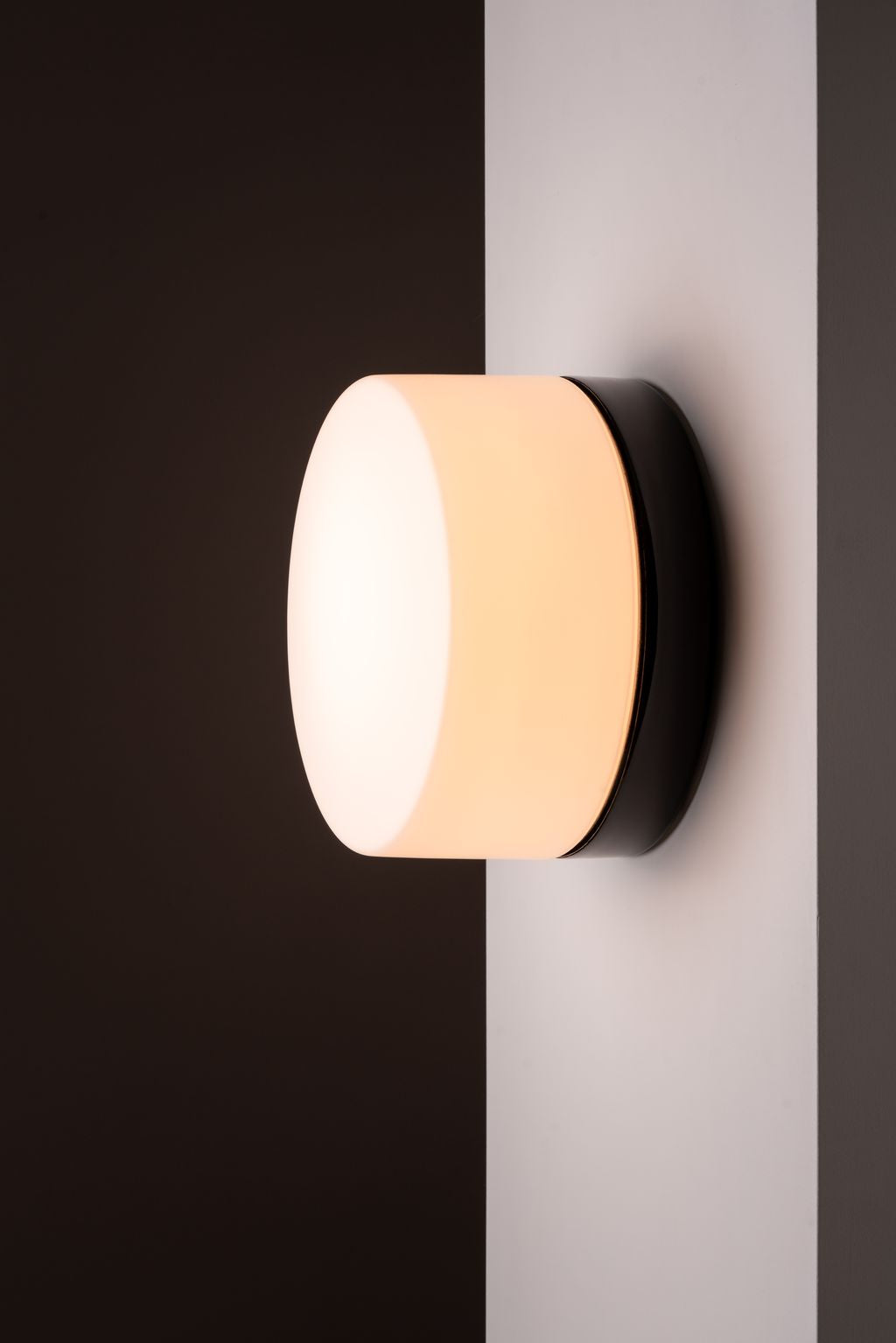 Opus 220/140 Porzellan Wand-/Deckenleuchte E27 matt opal Ø 184mm IP44 | Ifö Electric