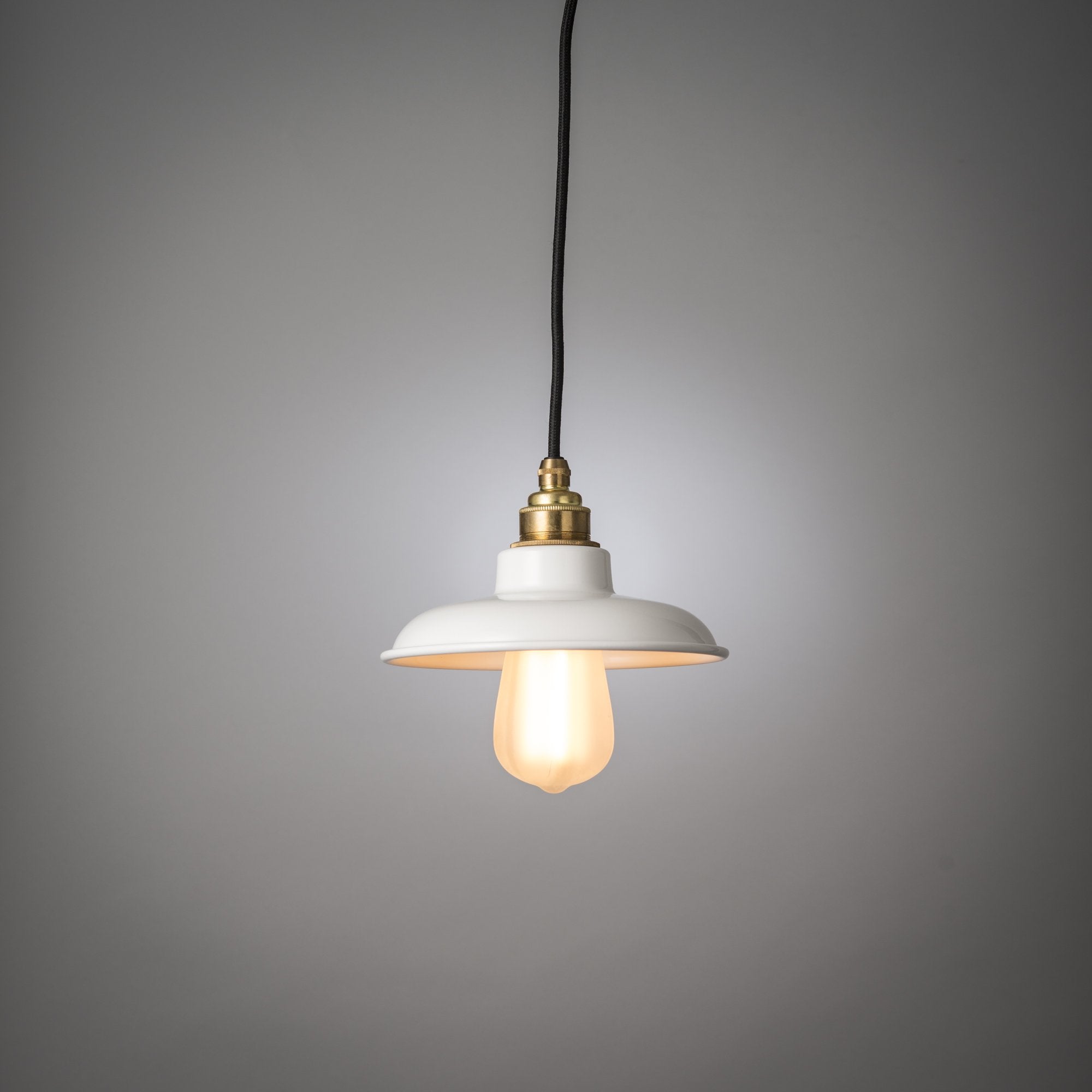 Pendellampe mit Emailleschirm Messing, Weiss klein - Edisson
